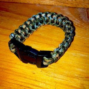 Green and silver para cord bracelet